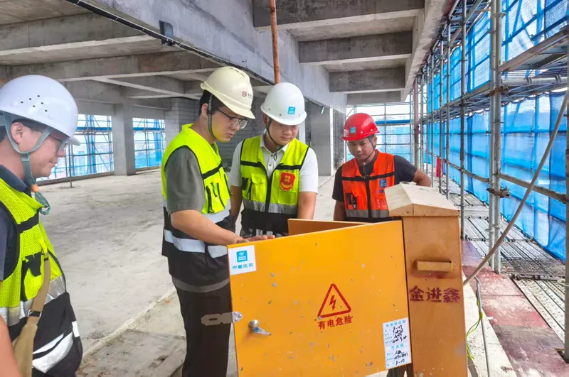 佳保安全协助某区建筑工务署开展项目履职情况专项督导，切实筑牢在建项目安全防线