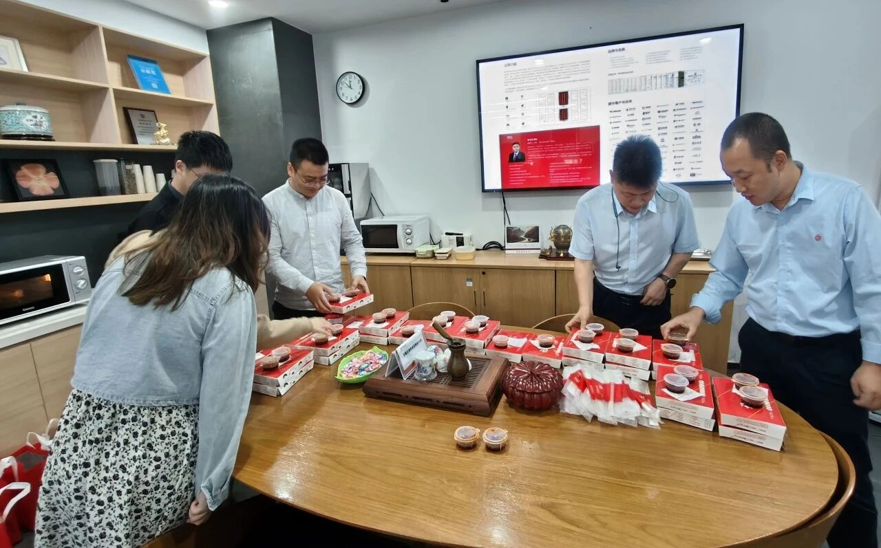 饺香迎立冬，情暖佳保人丨佳保安全祝各位岁岁安康，事事顺遂！